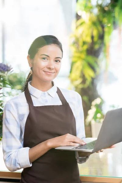 Glad Framgångsrika Personal Eller Ägare Blomsteraffär Med Laptop Tittar Dig — Stockfoto