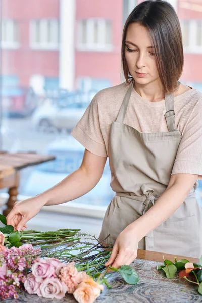 Young Brunette Female Workwear Sorting Out Fresh Roses Other Flowers — Stock Photo, Image