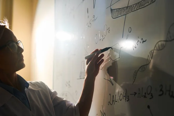 Confident Teacher Highlighter Standing Blackboard Drawing Sketch Chemical Formula — Stock Photo, Image