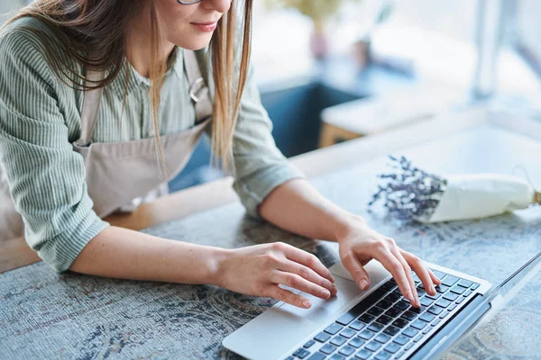 Jonge Vrouw Schort Bukken Laptop Toetsenbord Tijdens Het Browsen Het — Stockfoto