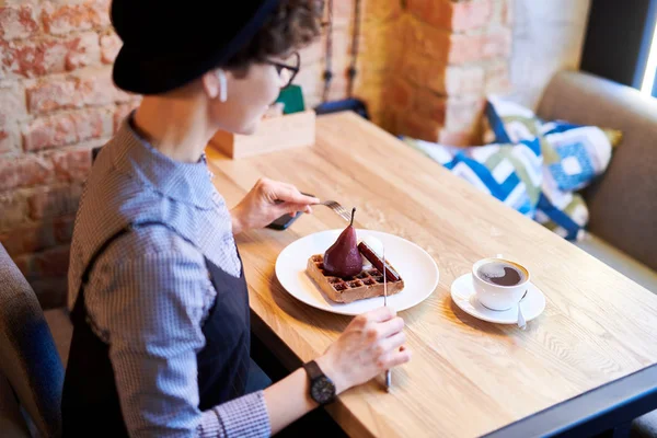 Mladá Moderní Žena Sedí Stolu Kavárně Čaj Hruškový Dezert Obědě — Stock fotografie
