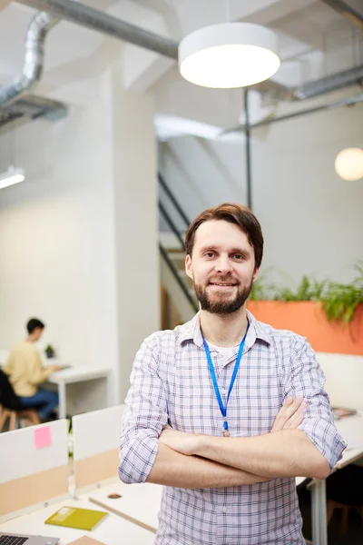 Joven Empresario Exitoso Parado Frente Cámara Con Lugar Trabajo Detrás — Foto de Stock