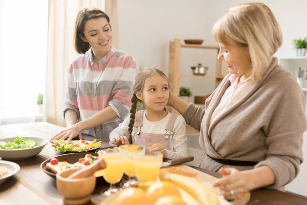 Gentille Grand Mère Câliner Petite Fille Tout Cuisinant Petit Déjeuner — Photo