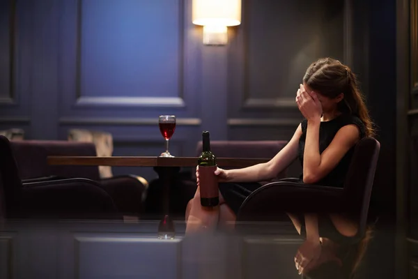 Jeune Femme Solitaire Avec Bouteille Vin Rouge Assis Dans Fauteuil — Photo