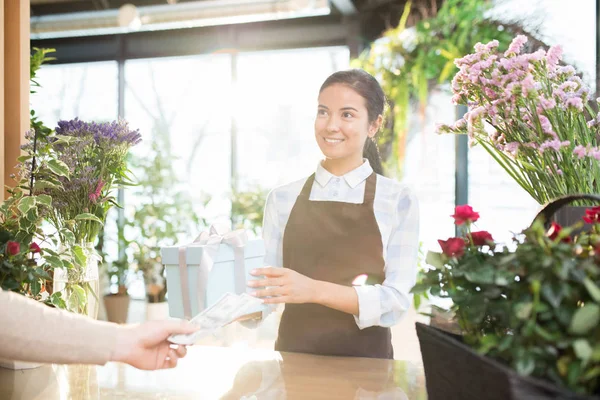 Unga Shop Assistent För Blommor Och Presenter Avdelningen Passerar Köparen — Stockfoto