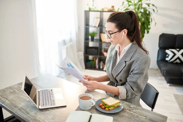 Gerente de Negocios Trabajando en Office — Foto de Stock