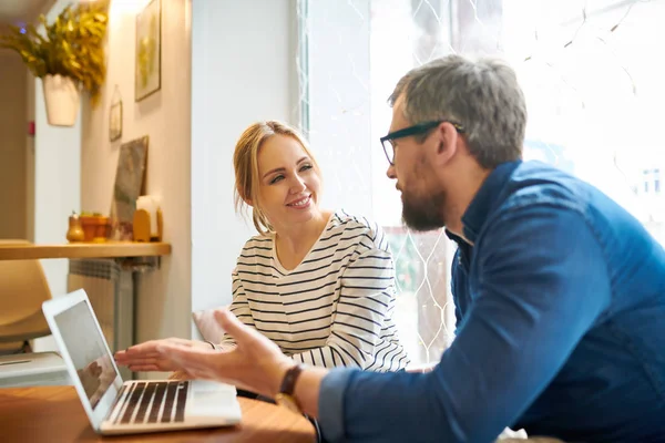 Två Unga Säker Casual Kollegor Diskuterar Nya Online Innovationer Arbetsmötet — Stockfoto