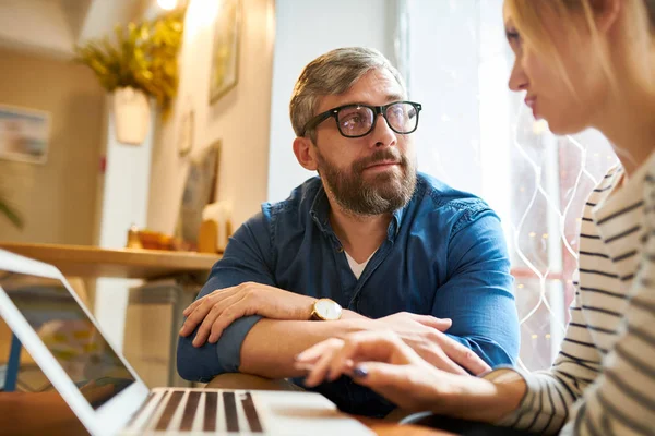 Uomo Affari Serio Ascoltando Suo Collega Spiegandogli Alcuni Punti Lavoro — Foto Stock