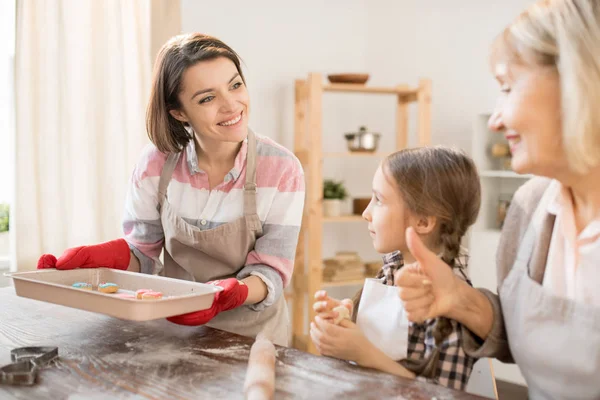 Fröhliche Junge Frau Hält Ein Heißes Blech Mit Selbstgebackenen Plätzchen — Stockfoto