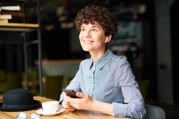 Chica Sonriente Bastante Joven Con Pelo Rizado Oscuro Sentado Mesa — Foto de Stock