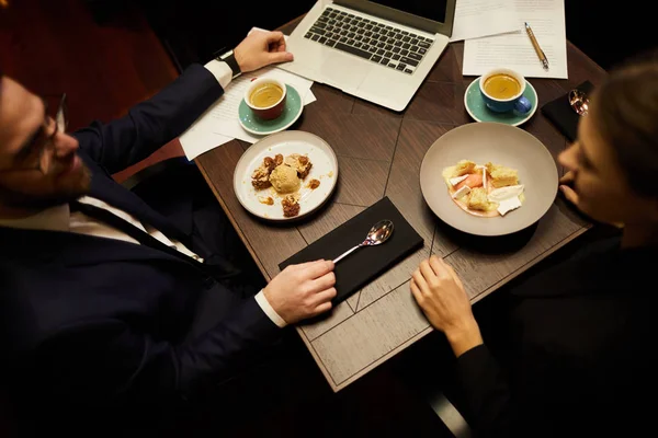 レストラン内のテーブルで座って デザートとコーヒーを飲んで 交渉やプレゼンテーションや新しいプロジェクトを準備する つのビジネス パートナー — ストック写真