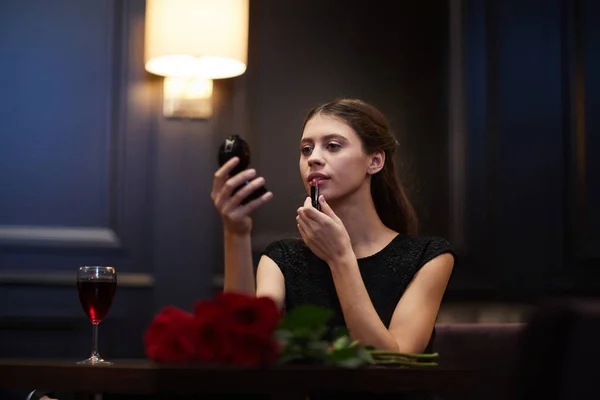 Jovem Mulher Elegante Aplicando Batom Seus Lábios Enquanto Olha Espelho — Fotografia de Stock