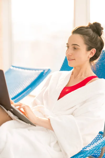 Young Brunette White Soft Bathrobe Networking Front Laptop While Relaxing — Stock Photo, Image