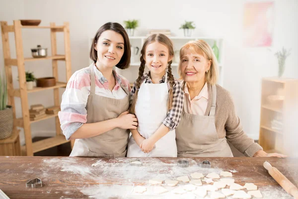 Três Donas Casa Felizes Aventais Mesa Cozinha Com Farinha Biscoitos — Fotografia de Stock