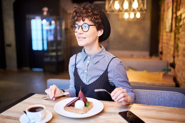 Красивая Женщина Шляпе Умные Случайные Сидя Столом Кафе Расслабляясь Наслаждаясь — стоковое фото