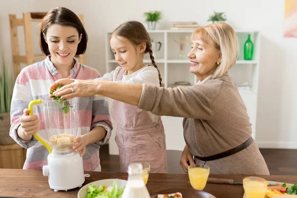 Mature Woman Her Granddaughter Putting Fresh Green Vegetables Blender While — Stock Photo, Image