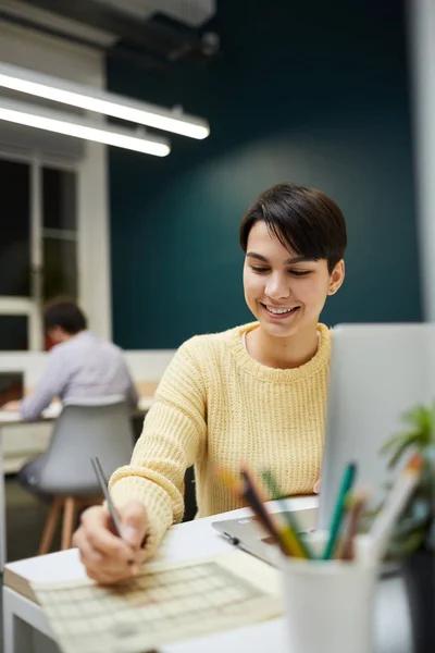 Glad Casual Manager Planeringsarbete Och Tittar Genom Organisation Arbetsplatsen Office — Stockfoto