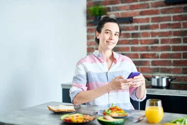 Mujer sonriente disfrutando del desayuno — Foto de Stock