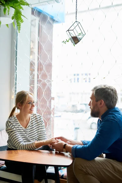Kafede Oturan Birbirine Romantik Tarih Yaparken Bakarak Gündelik Giysiler Içinde — Stok fotoğraf