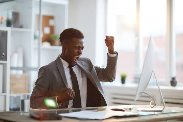 Joven Hombre Negocios Extático Traje Elegante Sentado Frente Monitor Computadora — Foto de Stock