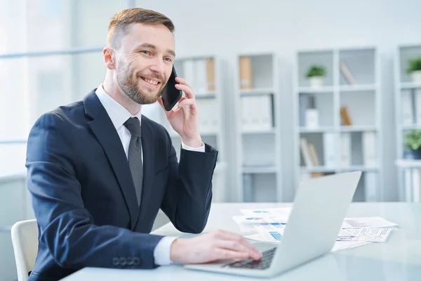 Succesvol Elegant Zakenman Suit Consulting Client Smartphone Tijdens Het Browsen — Stockfoto