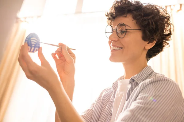 Feliz Joven Hembra Con Sonrisa Dentada Pintando Adornos Huevo Pascua —  Fotos de Stock