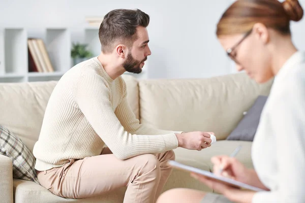 Verontrust Boos Patiënt Van Counselor Zittend Bank Vertellen Zijn Verhaal — Stockfoto