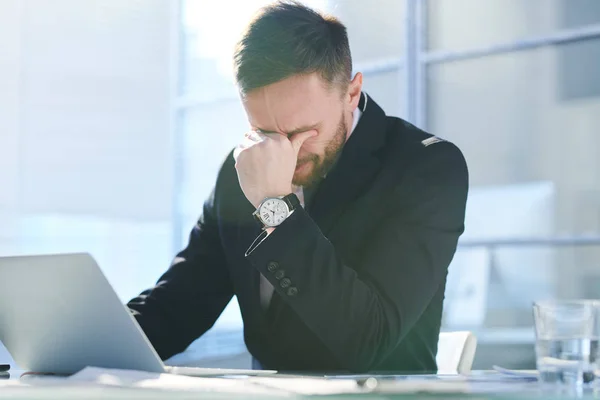 Gespannen Vermoeide Jonge Zakenman Formalwear Proberen Concentreren Terwijl Zittend Voorkant — Stockfoto