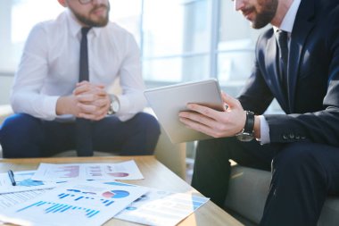 Bir iş arkadaşı veya iş ortağı için fikirlerini veya proje sunum yapma formalwear genç analistlerden biri