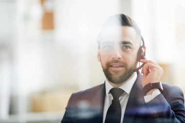 Kulaklık danışmanlık müşterileri ile çağdaş genç operatör online ve sorular soran