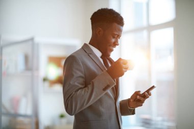 Genç başarılı Ofis Yöneticisi harika insanlar içinde çay ve mesajlaşma ofis içinde telefon içinde break