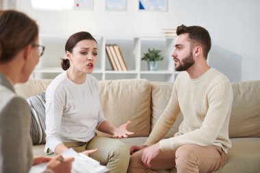 Genç duygusal karısı oturumda kendi Danışmanı için kocası ile ilişki sorunu açıklayan