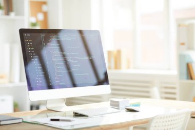 Ofis ortamının bir parçası olarak masa üzerinde teknik veri ve iş malzemeleri ile masaüstü bilgisayar ekranı