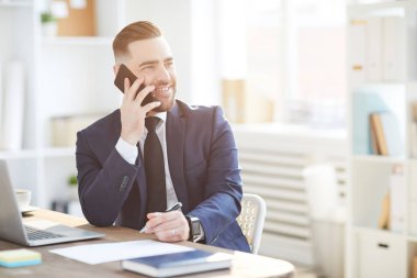 İş veya mali kuruluşun başarılı zarif Direktörü veya CEO 'su ofiste telefonda ortak konuşuyor