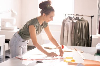 Stüdyo çalışma sırasında masada Tekstil desen üzerinde bükme iş terzilik genç başarılı profesyonel