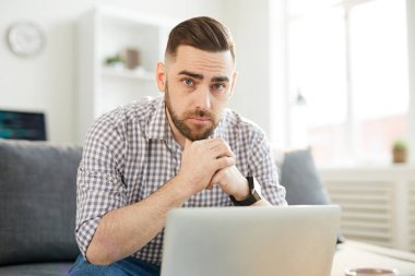 Kamera önünde otururken ve ofiste net sörf yaparken giyim size bakarak ciddi yönetici