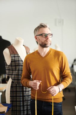 Stüdyo veya atölye fikirleri düşünme iken kukla tarafından ayakta Casual kazak ve kot olgun terzi