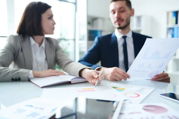 Jeune Courtière Pointant Vers Document Financier Tout Expliquant Les Données — Photo