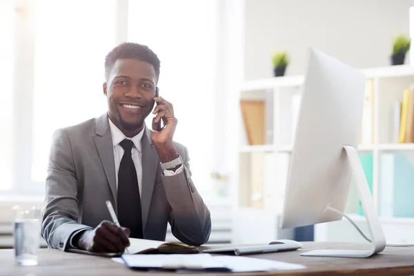 Jeune Courtier Joyeux Directeur Financier Costume Élégant Assis Table Devant — Photo