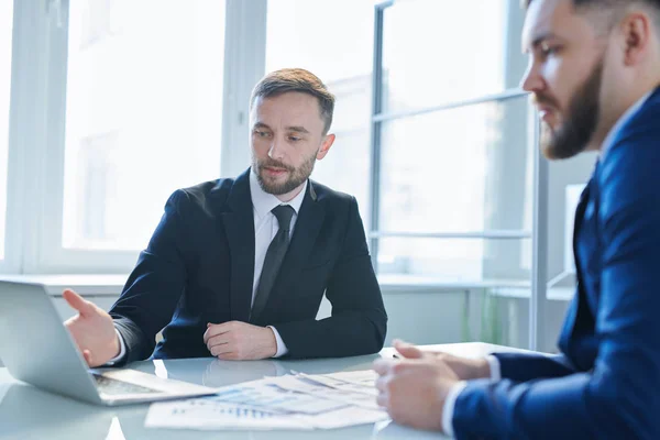 Giovane Imprenditore Fiducioso Elegante Formalwear Fare Presentazione Dei Dati Statistici — Foto Stock