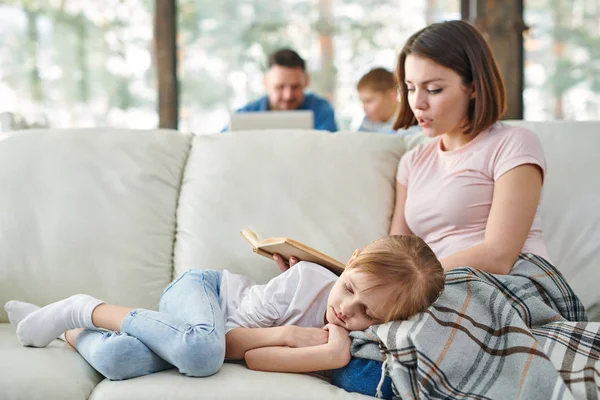 Young Woman Casualwear Reading Tales Cute Daughter Sleeping Her Knees — Stock Photo, Image
