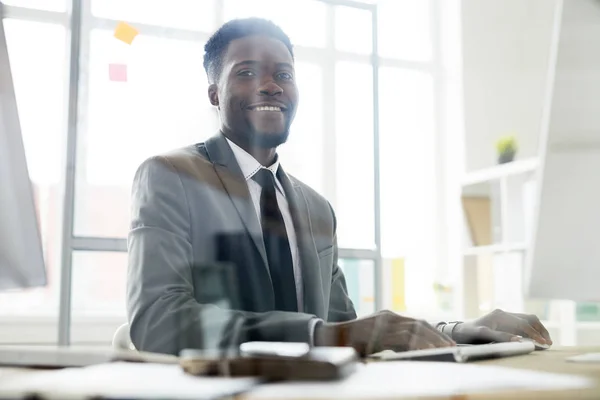 Glückliche Junge Büroleiterin Formalbekleidung Die Schreibtisch Vor Der Kamera Sitzt — Stockfoto