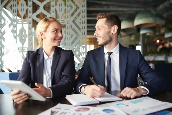 Dos Alegres Colegas Jóvenes Exitosos Ropa Formal Mirándose Mientras Discuten — Foto de Stock