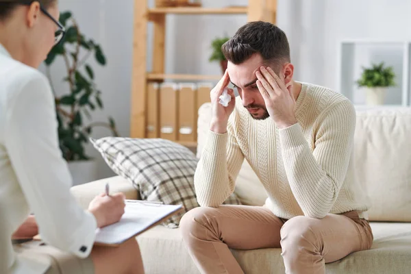 Ragazzo Problematico Che Cerca Concentrarsi Mentre Descrive Suo Problema Allo — Foto Stock