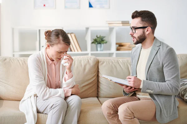 Unga Gråter Patient Rådgivare Sitter Soffan Bredvid Honom Och Förklara — Stockfoto