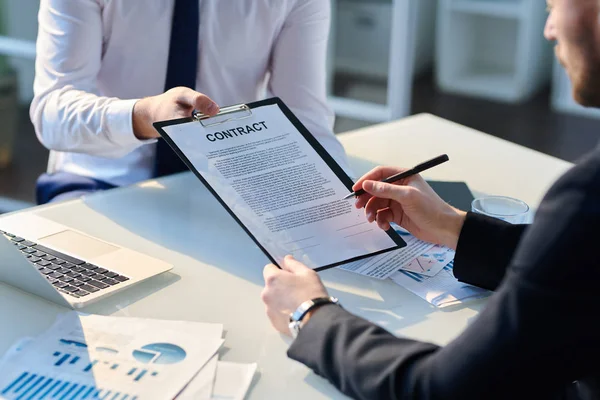 Dos Empresários Contemporâneos Segurando Prancheta Com Contrato Enquanto Seu Parceiro — Fotografia de Stock