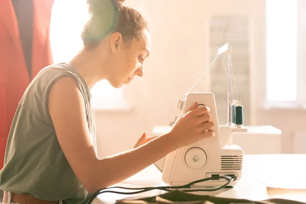 Jonge Naaister Buigen Naaimachine Zittend Werkplek Winkel Maat — Stockfoto