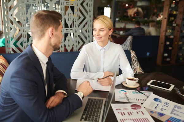 Joven Hombre Negocios Con Portátil Consultando Colega Femenina Mientras Organizan — Foto de Stock