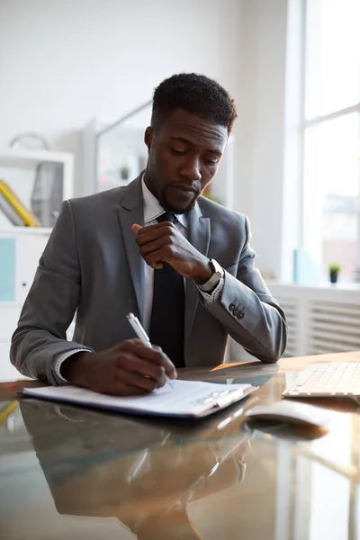 Agent Sérieux Financier Avec Stylo Lisant Attentivement Les Termes Contrat — Photo