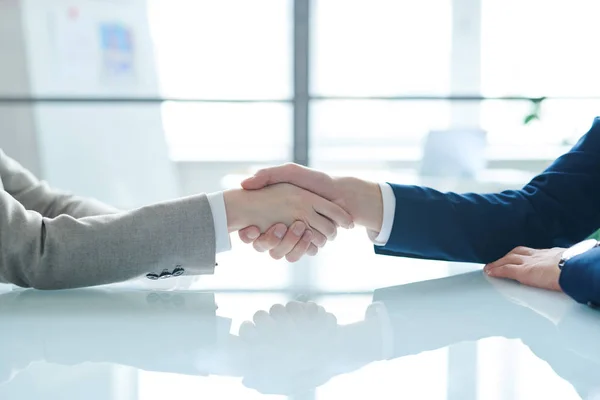 Handshake Dois Jovens Colegas Contemporâneos Parceiros Negócios Sobre Mesa Após — Fotografia de Stock